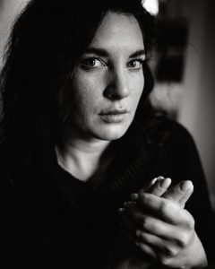 art, bnw, ehrliche Portraits, Flüstern und Schreien, Fotograf Lübeck, headshot, Karoline und Thomas, Portrait, schwarzweiss, studioamkanal.de, Thomas Lüttig