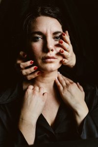 art, bnw, ehrliche Portraits, Flüstern und Schreien, Fotograf Lübeck, headshot, Karoline und Thomas, Portrait, schwarzweiss, studioamkanal.de, Thomas Lüttig
