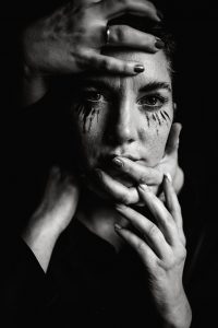 art, bnw, ehrliche Portraits, Flüstern und Schreien, Fotograf Lübeck, headshot, Karoline und Thomas, Portrait, schwarzweiss, studioamkanal.de, Thomas Lüttig